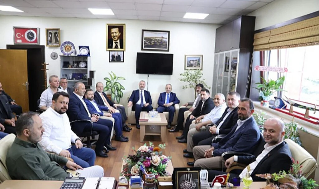AK Parti Samsun İl Başkanı Mehmet Köse, 19 Mayıs Belediye Başkanı Osman Topaloğlu'nu Ziyaret Etti