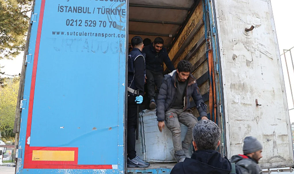 Amasya'da bakır yüklü tırda 64 düzensiz göçmen yakalandı