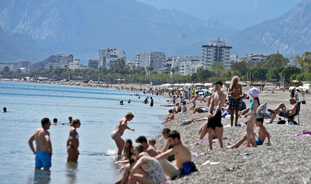 Antalya'da Ramazan Bayramı tatili: Sahillerde yoğunluk artıyor, oteller dolup taşıyor
