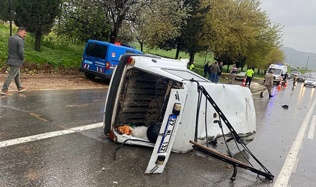 Araçlar feci şekilde çarpıştı: 2 Kişi Hayatını Kaybetti, 5 Kişi Yaralandı
