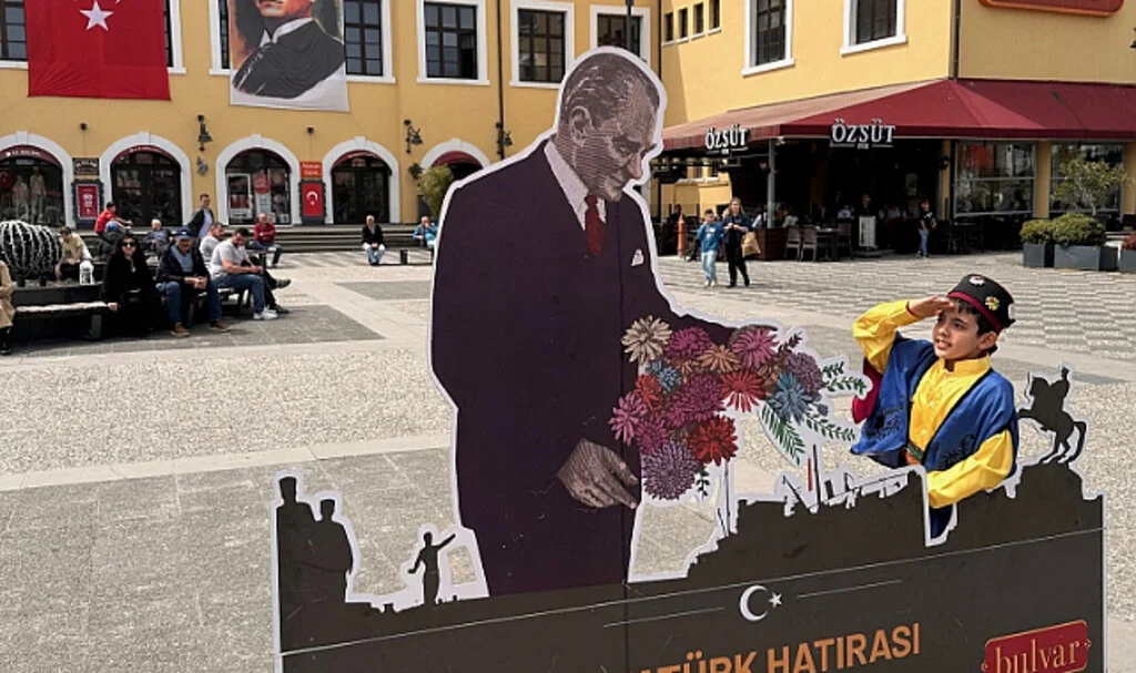 Atatürk'ün resmini  görünce selamı çaktı