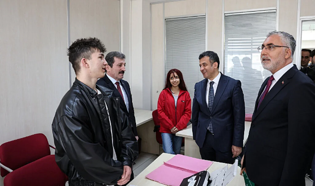 Bakan Işıkhan, SGK İl Müdürlüğündeki çalışmaları inceledi
