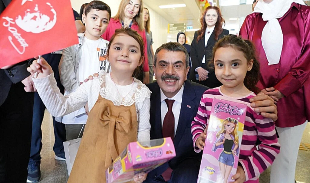 Bakan Tekin'den Hastanede Yatan Çocuklara Bayram Ziyareti