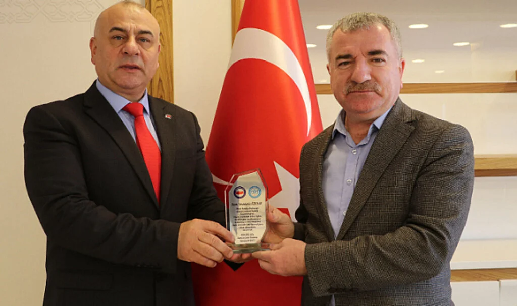 Bem-Bir-Sen'den Özdemir'e plaket