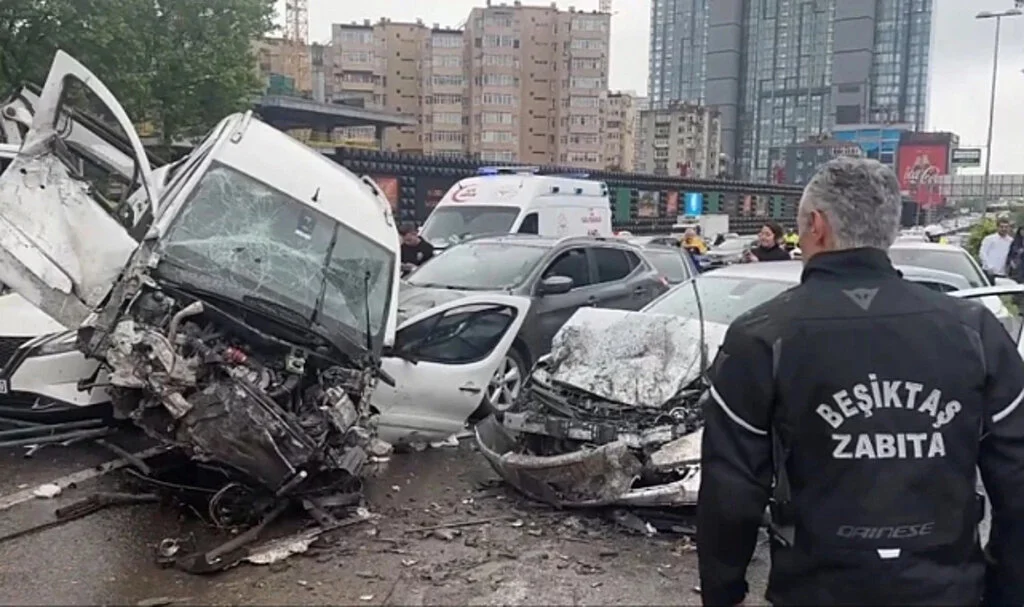 Beşiktaş'ta Zincirleme Kaza: 7 Araç Karıştı, 8 Yaralı Var!