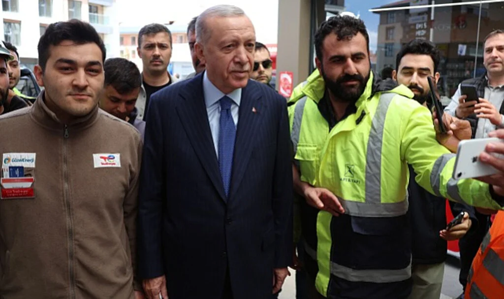 Cumhurbaşkanı Erdoğan, Akaryakıt İstasyonunda Çalışanlarla Buluştu