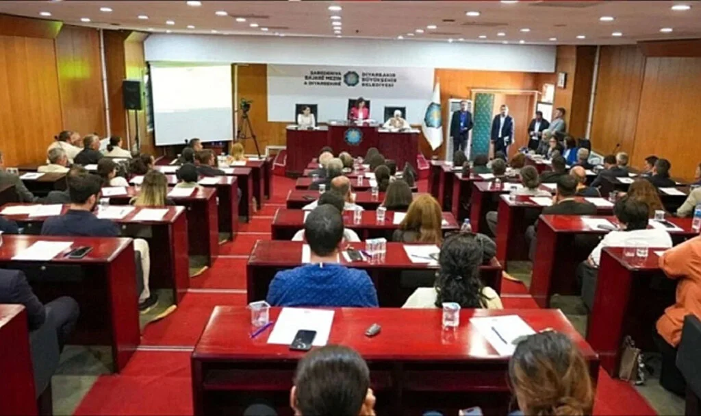DEM Parti Türk Bayrağını Kaldırdı