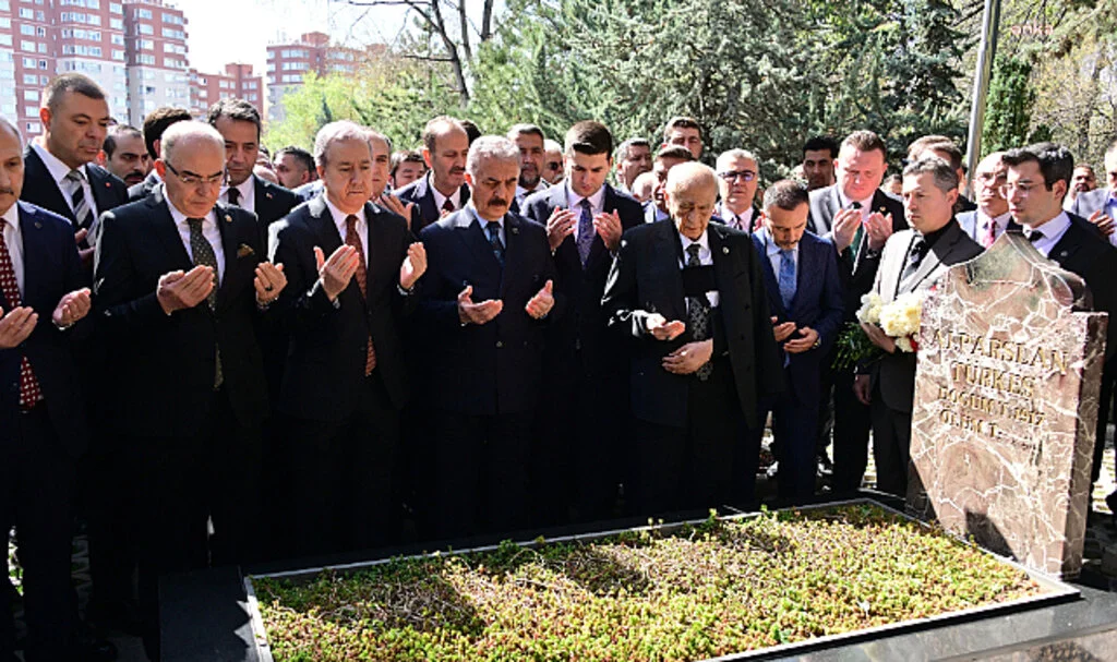 Devlet Bahçeli, Alparslan Türkeş'in Ölüm Yıl Dönümünde Mezarını Ziyaret Etti