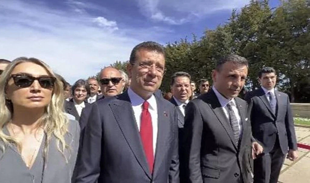 Ekrem İmamoğlu'nun Anıtkabir ziyaretinde o anlar dikkat çekti: "İzin almanız gerekiyor"