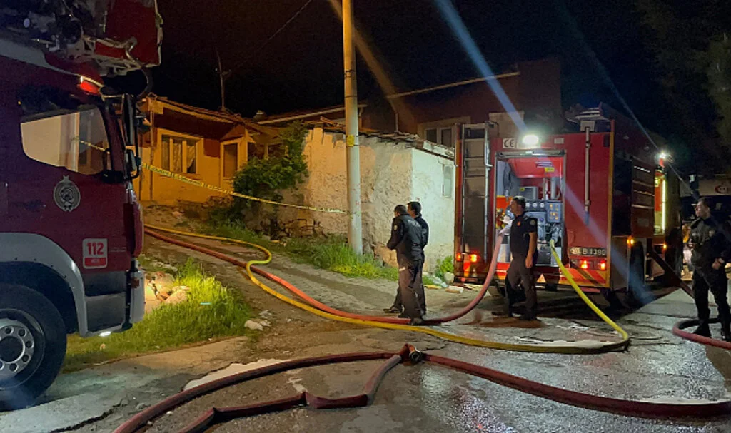 Elektrik Kaçağından Çıkan Yangın Evi Küle Çevirdi