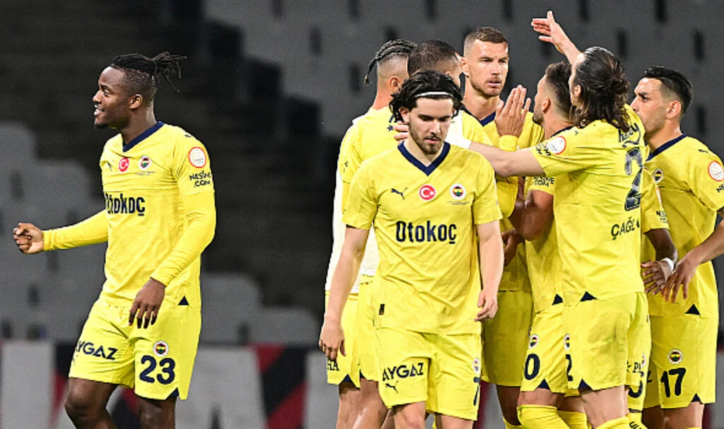 Fenerbahçe, Fatih Karagümrük'ü mağlup ederek liderliği devraldı