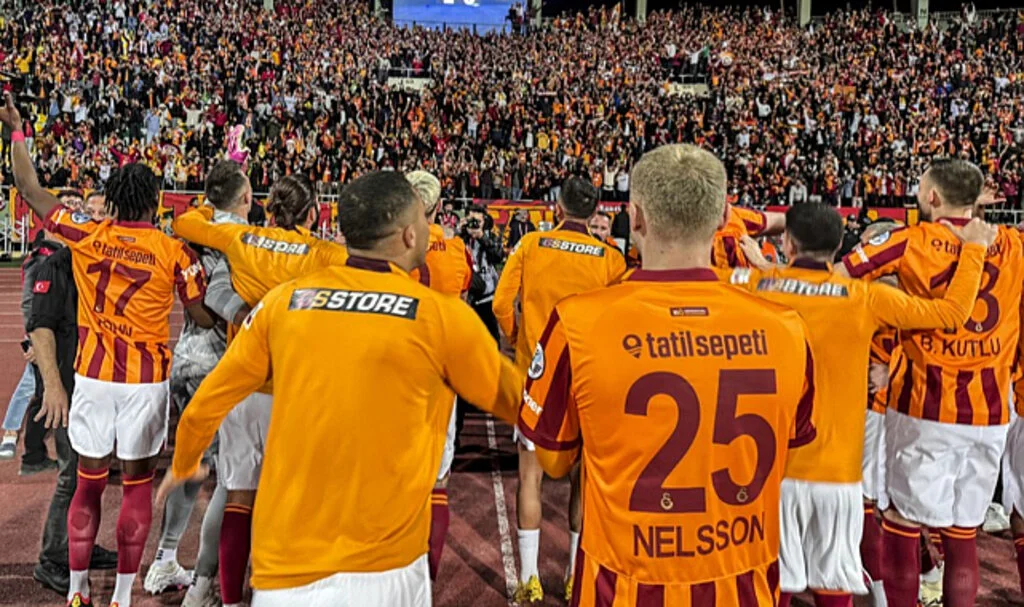 Fenerbahçe sahadan çekildi! Galatasaray'dan peş peşe paylaşımlar