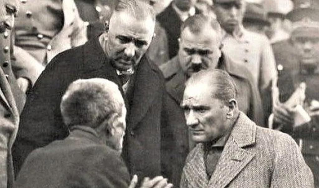 Fotoğrafta Atatürk'ün konuştuğu kişinin torunu Belediye Başkanı seçildi