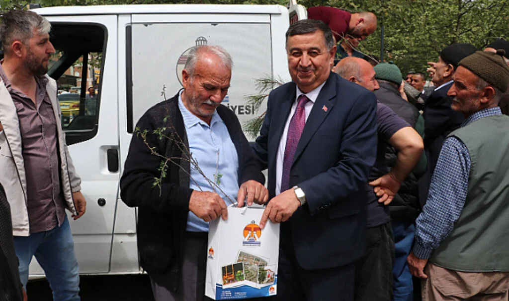 Havza'da bin 500 meyve fidanı dağıtıldı