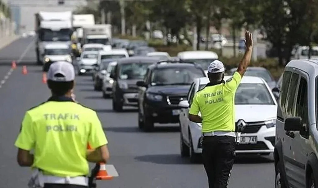 İçişleri Bakanı Yerlikaya, Trafikte Bayram Düzenlemesini Açıkladı: Belirli Araçlara Trafik Yasağı