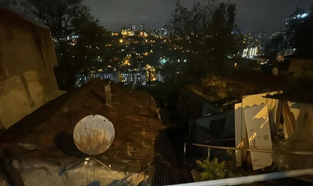 İstanbul'da toprak kayması: 14 ev etkilendi, 70 kişi tahliye edildi