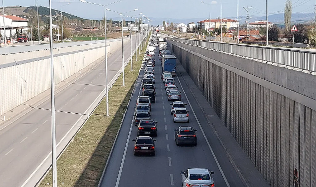 İstanbul-Samsun Yolunda Bayram Trafiği Yoğunluğu