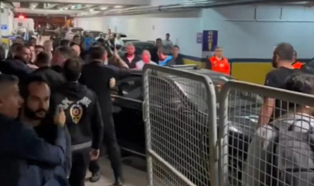 Kadıköy'de maç sonu ortalık karıştı! 'Mert Hakan'a söyle şoförüne sahip çıksın'