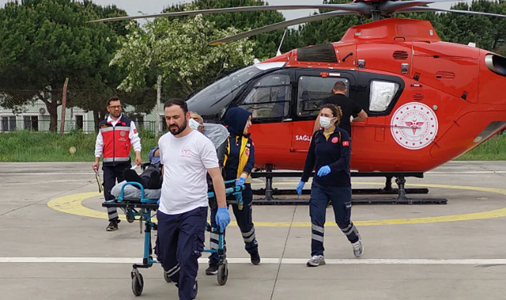 Kalp krizi geçiren adamın yardımına ambulans helikopter yetişti