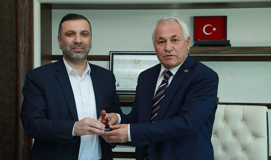Kavak Belediye Başkanı Şerif Ün, Mührü Eski Başkandan Teslim Aldı: "Hizmet Yarışında Birlik Olacağız"