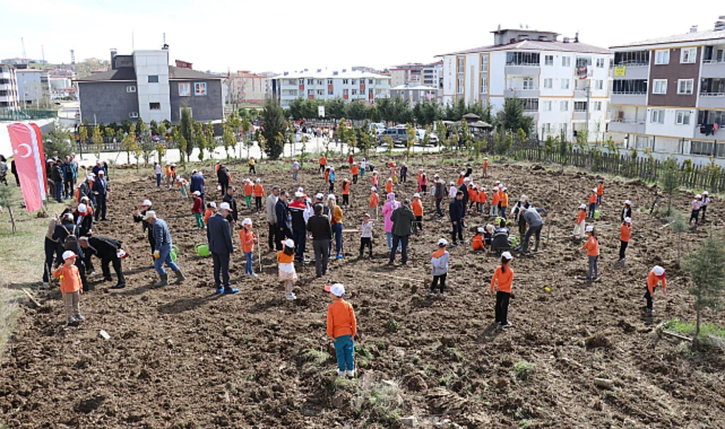 Kavak'ta "Okuldaki Çiftlik Projesi" kapsamında meyve fidanları dikildi