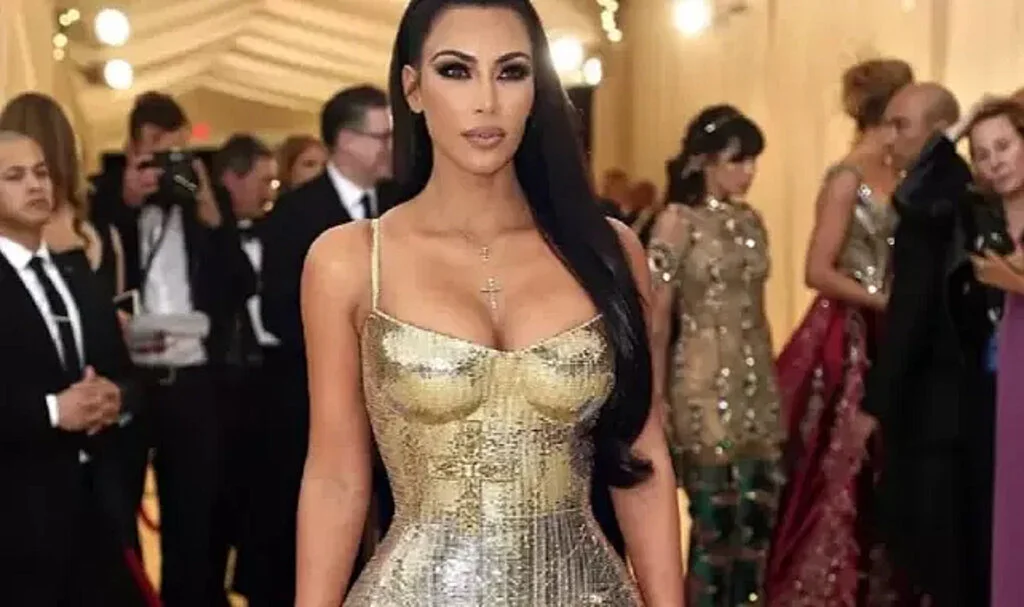 Kim Kardashian yoğun tempoya ara verip tatile çıktı! Kıvrımlarını sergiledi