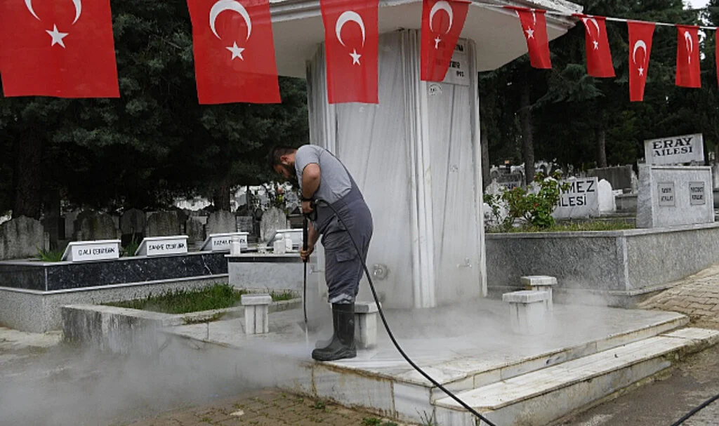 Mezarlıklarda Bayram Temizliği