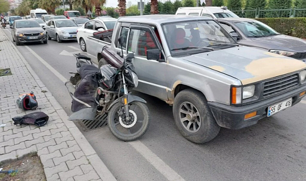 Motosiklet kamyonetin kapısına çarptı