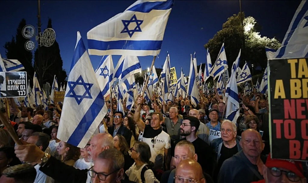 Netanyahu hükümeti karıştı, protestoya 100 bin kişi katıldı