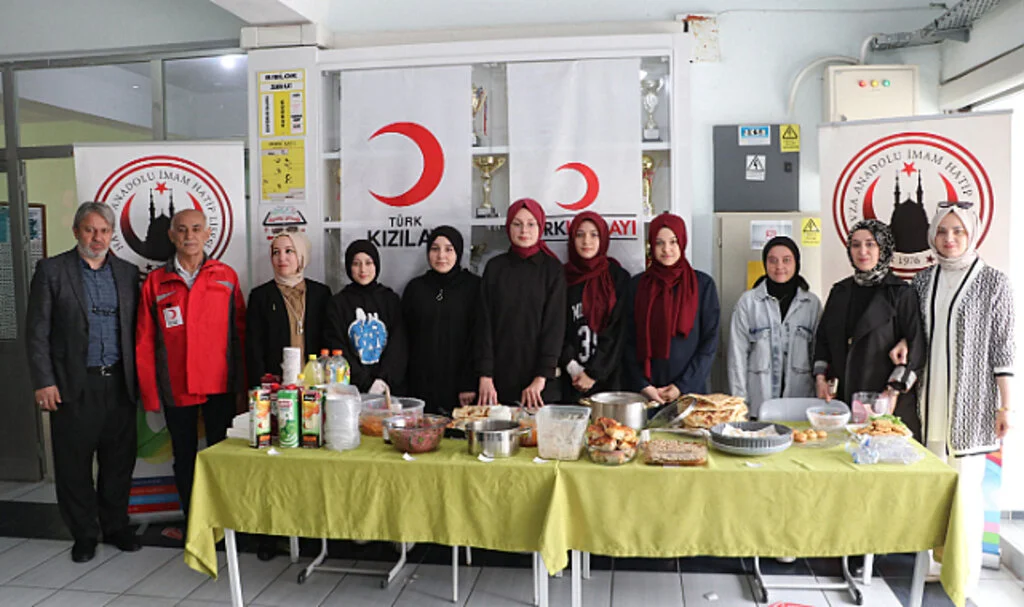 Öğrencilerden Türk  Kızılayı yararına kermes