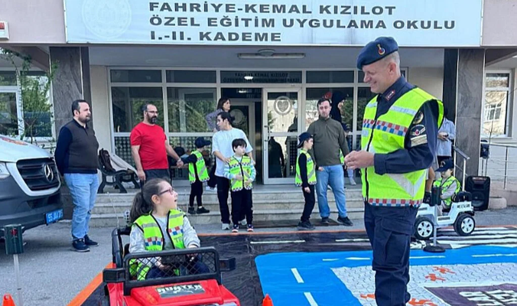 Otizmli çocuklar "farkındalık günü" etkinliklerinde jandarma ekipleriyle eğlendi