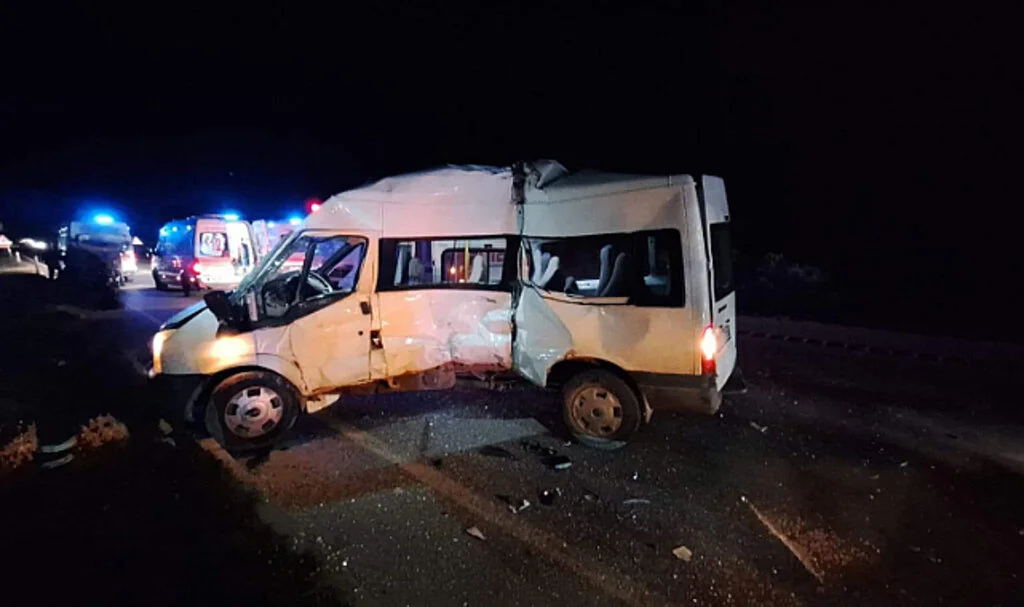 Otobüs minibüsü biçti 