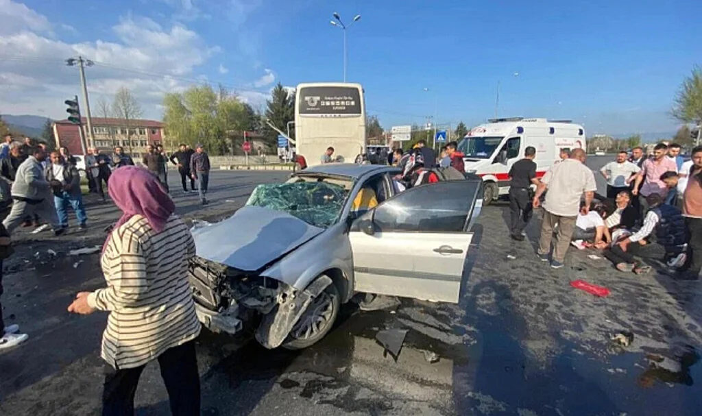 Otomobil Kağıt Gibi Ezildi: 2 Ölü