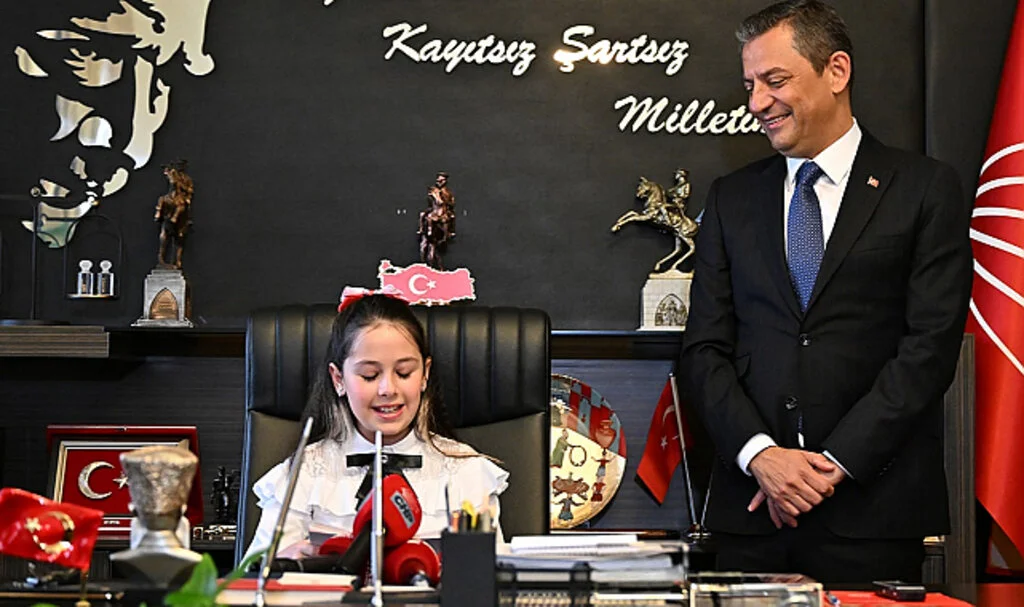 CHP Genel Başkanı Özgür Özel'den Önemli Mesaj: Makam Koltuğunu 5. Sınıf Öğrencisine Devretti
