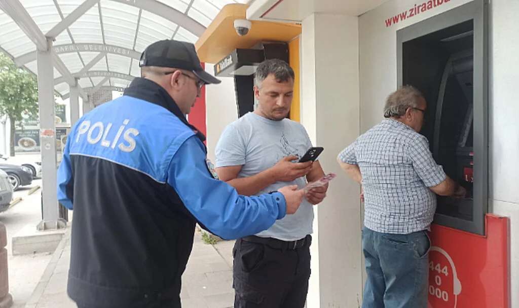 Polis vatandaşı dolandırıcılara karşı uyardı