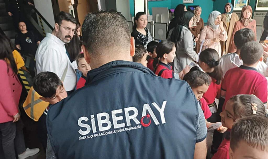 Polislerden Öğrencilere Siber Zorbalık Semineri: Dijital Güvenlik Bilinci Kazandırıldı