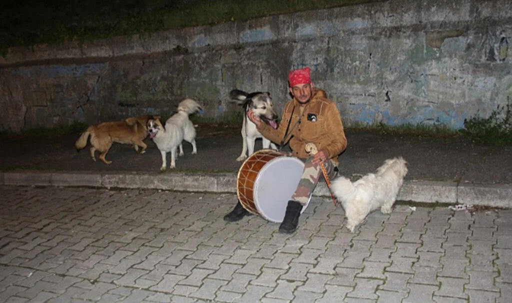 Ramazan davulcusuna sokak hayvanları yanlız bırakmıyor