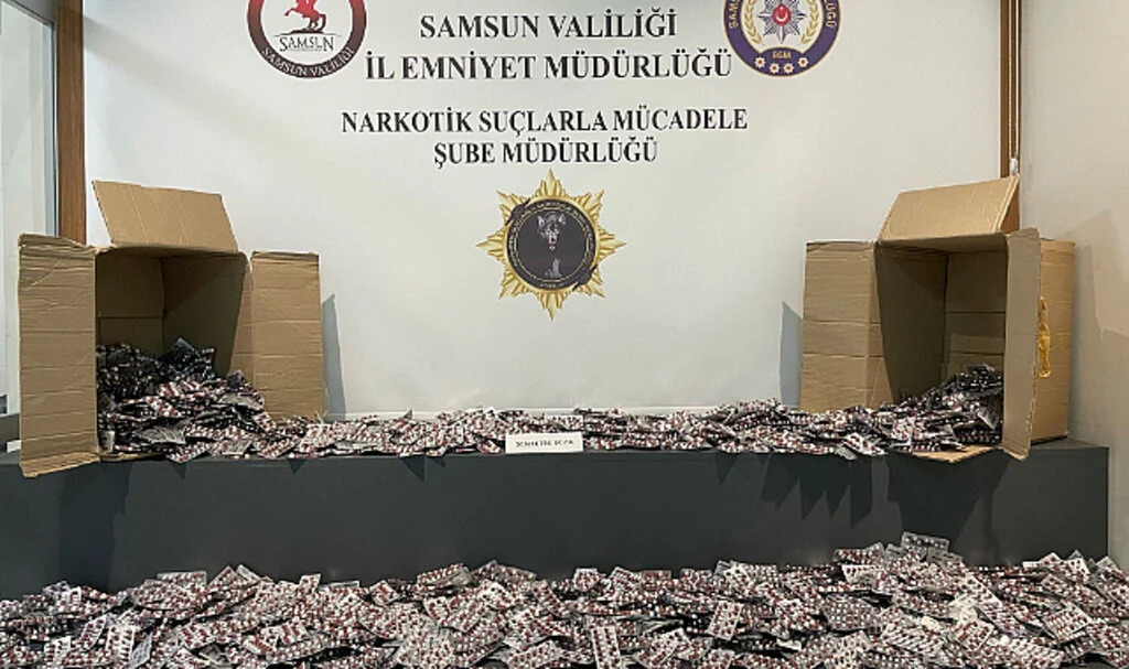 Samsun'da 27 bin 412 adet sentetik ecza ve 100 sikke ele geçirildi
