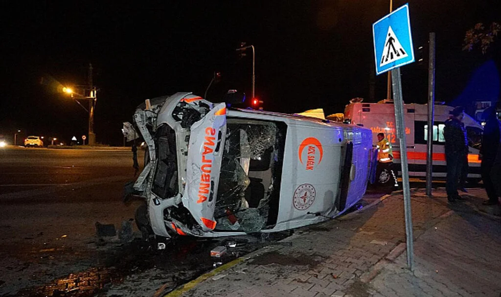Samsun'da Ambulans Devrildi Hasta ve Refakatçi Yaralandı