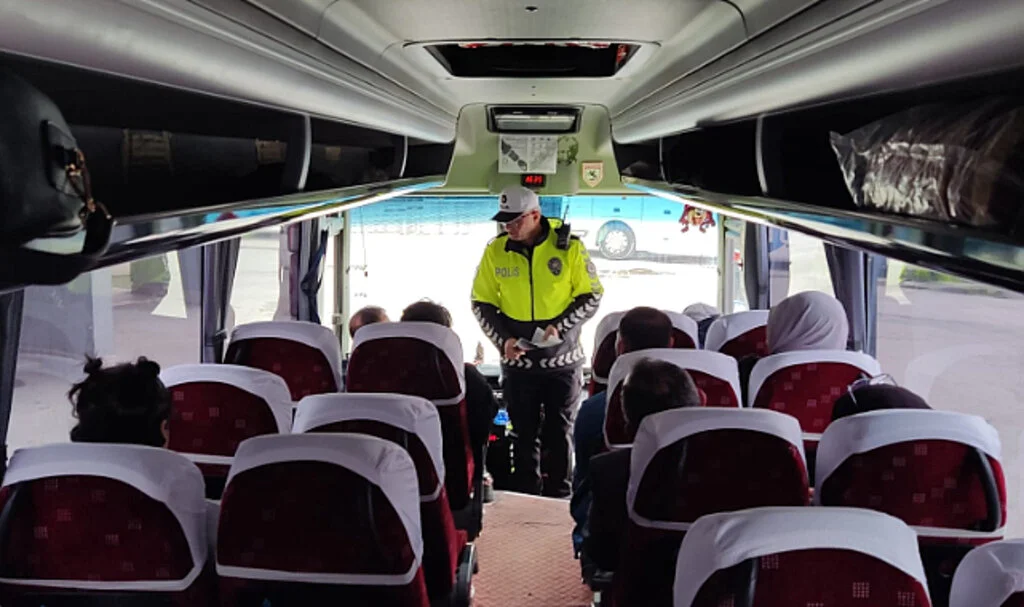 Samsun'da Emniyet Kemeri Bilgilendirmesi: 670 Yolcuya Broşür Dağıtıldı