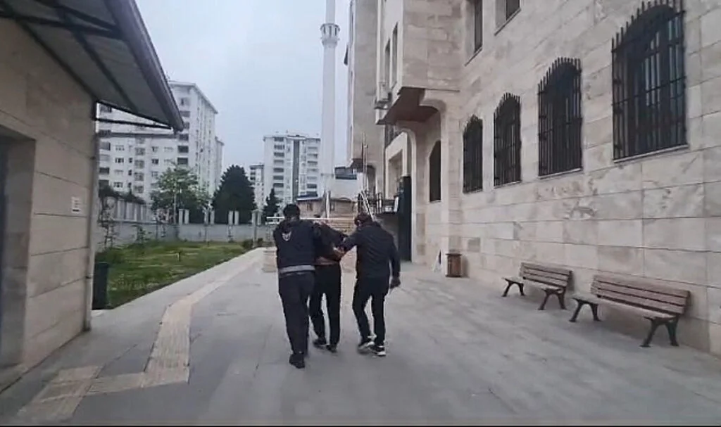 Samsun'da Firari Yağma Zanlısı Çatıda Yakalandı