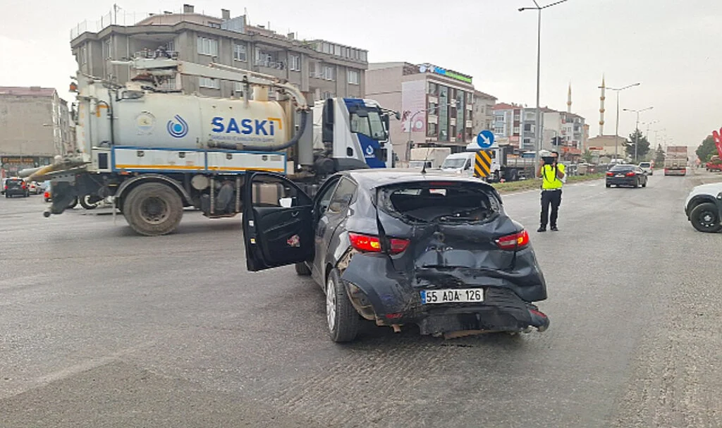 Samsun'da Kamyonetin Çarptığı Otomobilin Sürücüsü Yaralandı