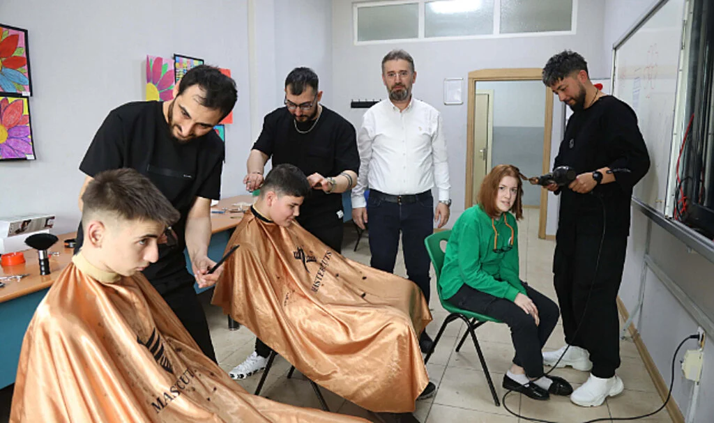 Samsun'da kuaförlerden kırsal bölgedeki ve özel eğitim alan öğrencilere saç bakımı