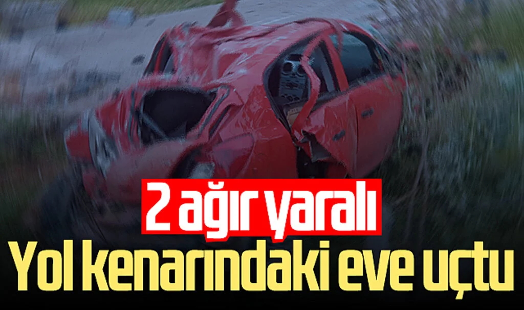 Samsun'da otomobil kontrolünü kaybetti, yol kenarındaki eve uçtu! 2 yaralı