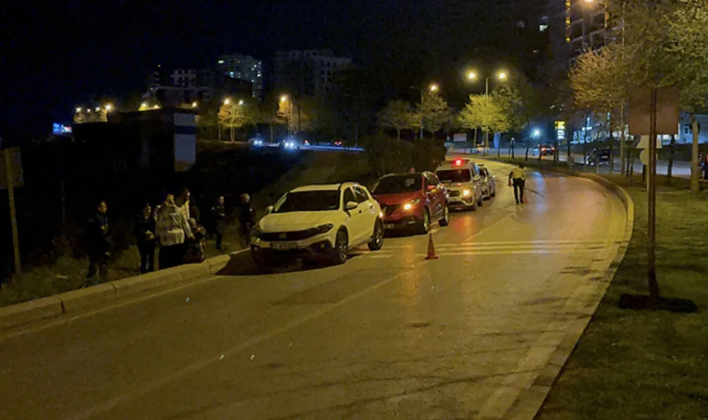 Samsun'da Otomobil Şarampole Devrildi, Sürücü Yaralandı
