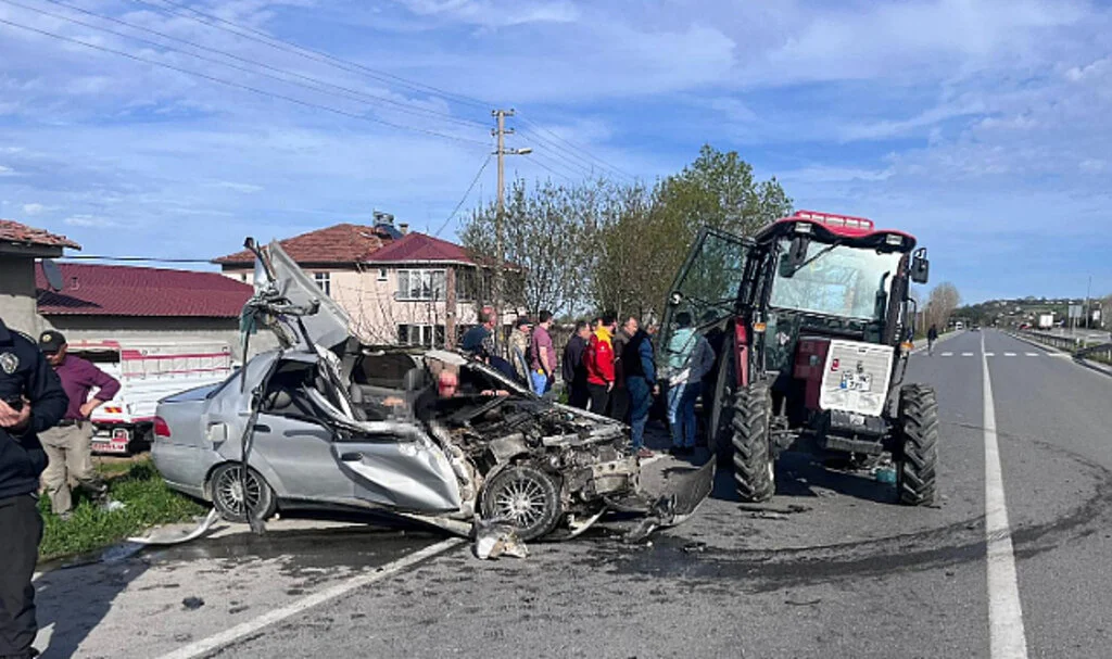 Samsun'da otomobil traktöre çarptı. 1 ölü, 1 yaralı