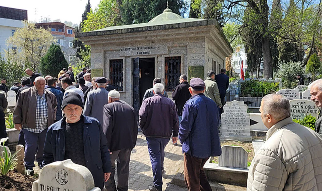 Samsun'da Şeyh Yusuf Zeynüddin Camisi ve Türbesi'nde Ramazan Bayramı Yoğunluğu