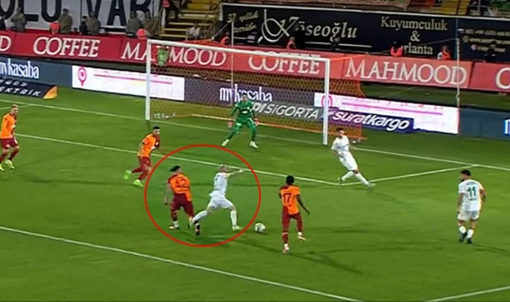 Süper Lig'de Alanyaspor-Galatasaray Maçında Tartışmalı Penaltı Pozisyonu