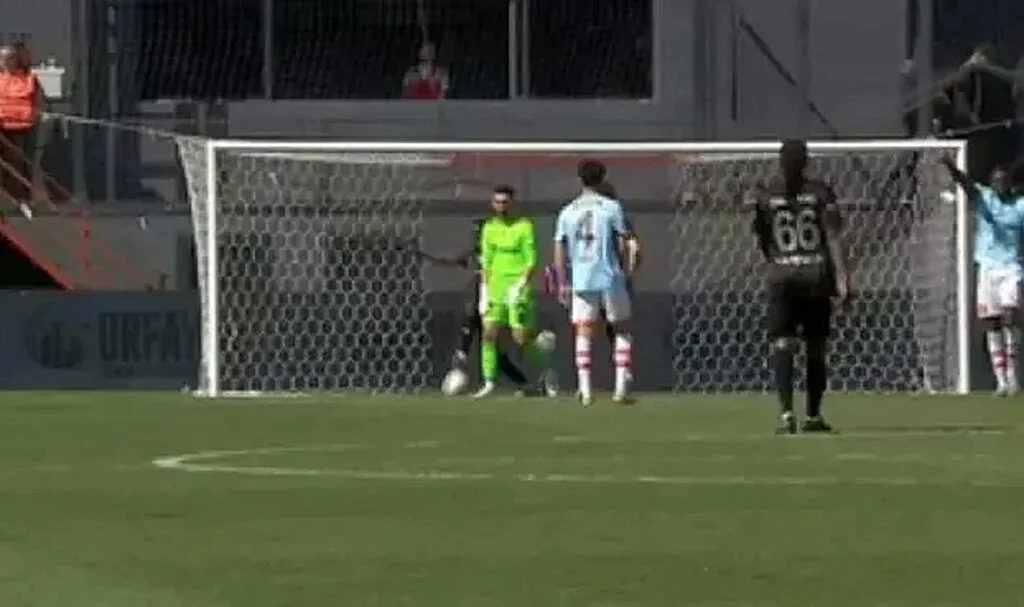 Süper Lig'de inanılmaz anlar! Hakem maçı bitirdikten sonra gol attı