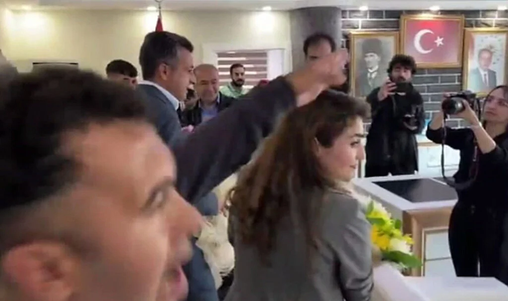 Sur Belediyesi'nde Atatürk ve Erdoğan'a Hakaret Eden DEM'li Tutuklandı